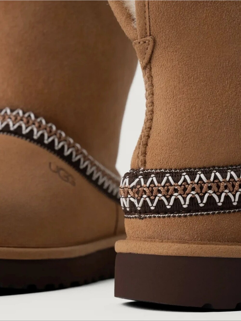 Ugg Classic Short Crescent 1161770-CHE Boot Women's - Picture 4 of 7